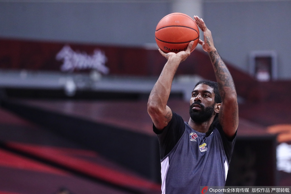 辽宁训练备战总决赛G1！梅奥加练投篮大韩做拉伸