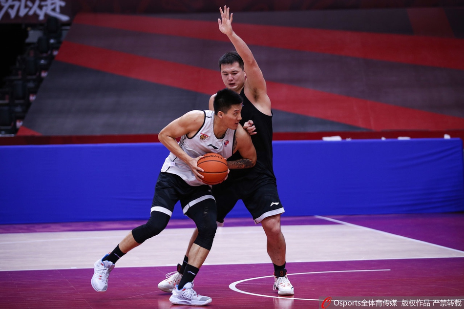 广东训练备战总决赛首战！易建联做拉伸胡明轩投篮，阿日练对抗