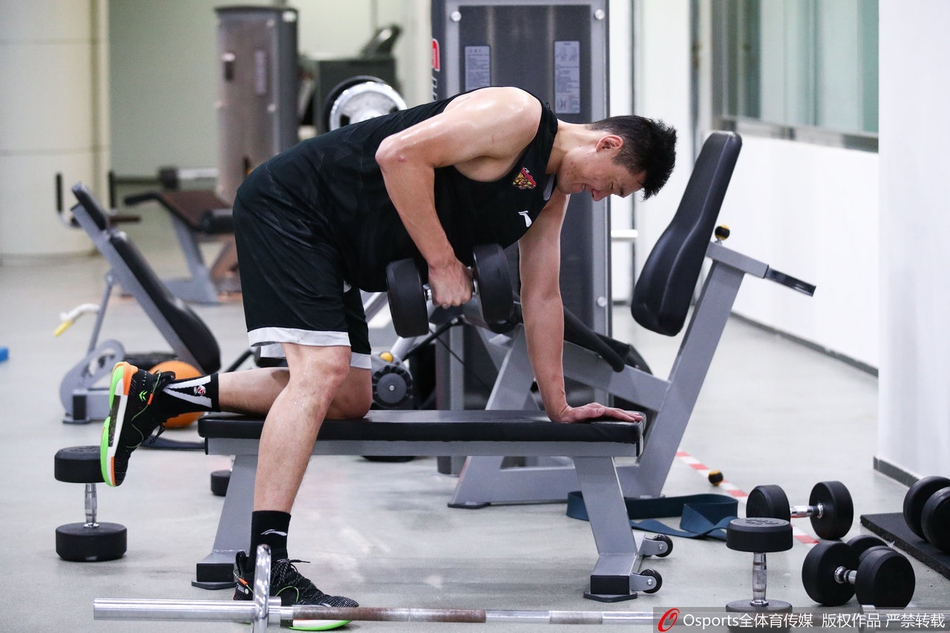 广东训练备战总决赛首战！易建联做拉伸胡明轩投篮，阿日练对抗