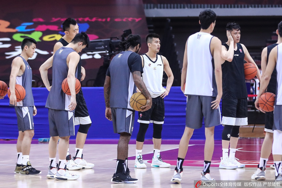 辽宁训练备战总决赛G1！梅奥加练投篮大韩做拉伸