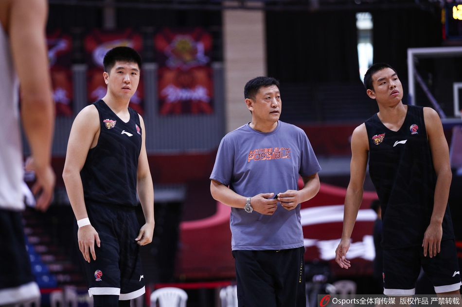 广东训练备战总决赛首战！易建联做拉伸胡明轩投篮，阿日练对抗