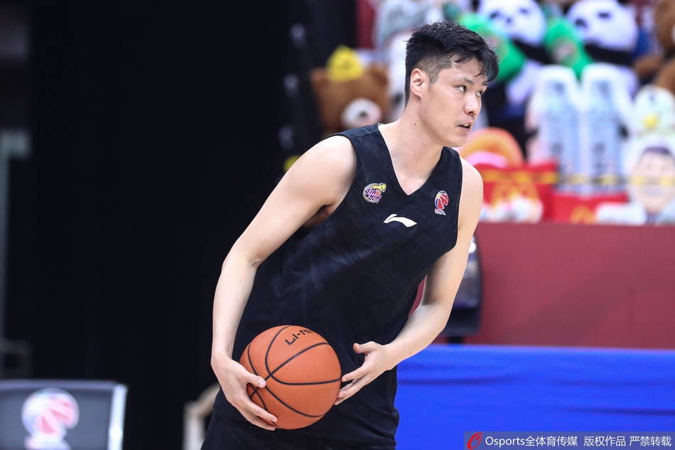 辽宁训练备战总决赛G1！梅奥加练投篮大韩做拉伸