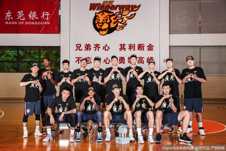 十冠王广东队冠军写真出炉！应援牌祝福阿联有心了