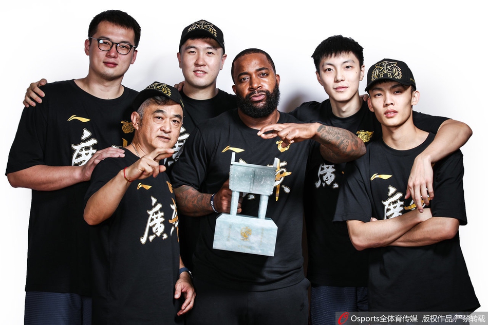 十冠王广东队冠军写真出炉！应援牌祝福阿联有心了