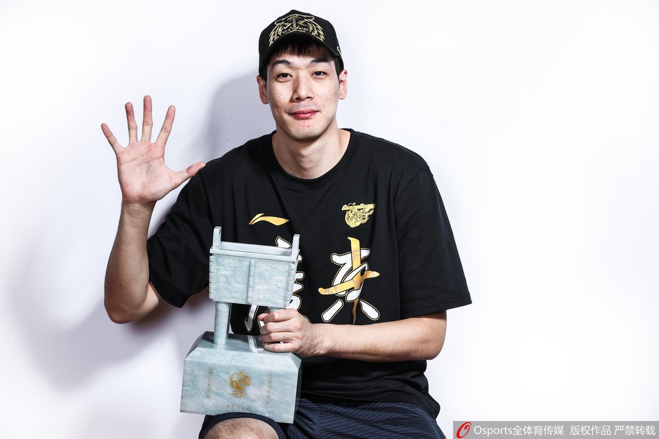 十冠王广东队冠军写真出炉！应援牌祝福阿联有心了