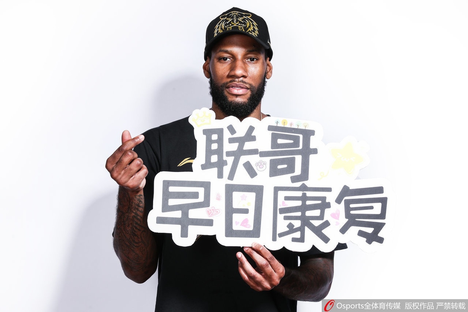 十冠王广东队冠军写真出炉！应援牌祝福阿联有心了