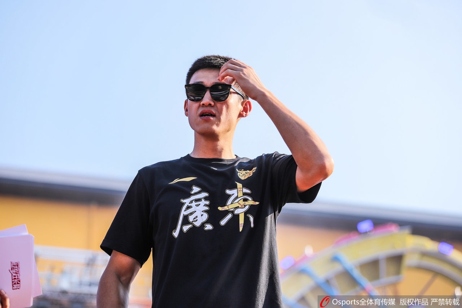 CBA历史首次！广东队总冠军游行 杜锋比心赵睿秀恩爱