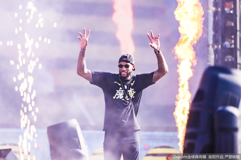 CBA历史首次！广东队总冠军游行 杜锋比心赵睿秀恩爱