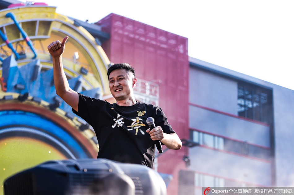 CBA历史首次！广东队总冠军游行 杜锋比心赵睿秀恩爱