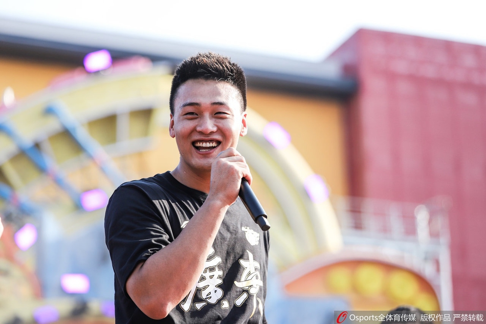 CBA历史首次！广东队总冠军游行 杜锋比心赵睿秀恩爱