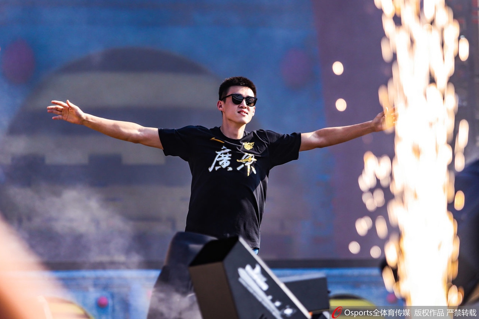 CBA历史首次！广东队总冠军游行 杜锋比心赵睿秀恩爱