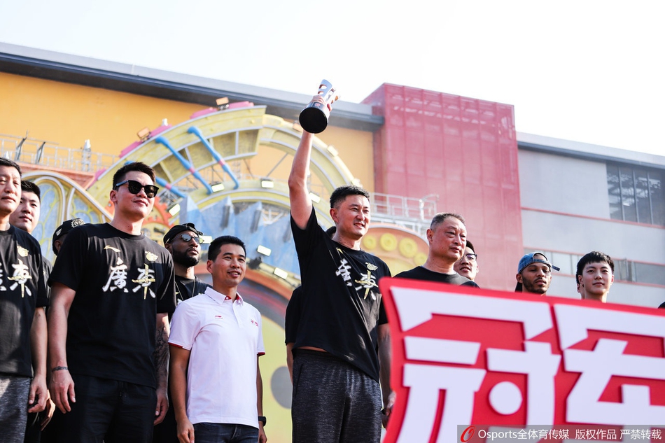 CBA历史首次！广东队总冠军游行 杜锋比心赵睿秀恩爱