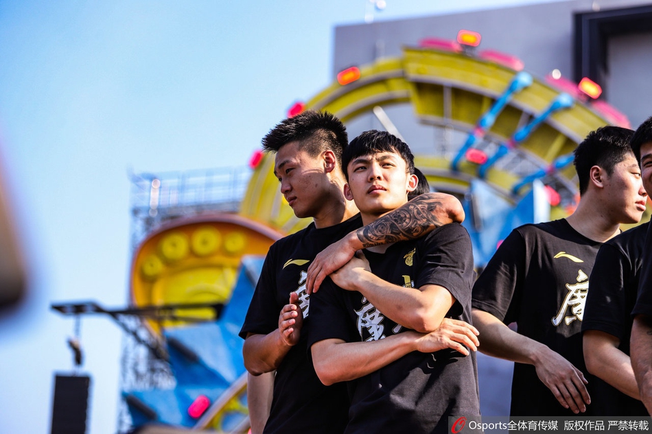 CBA历史首次！广东队总冠军游行 杜锋比心赵睿秀恩爱