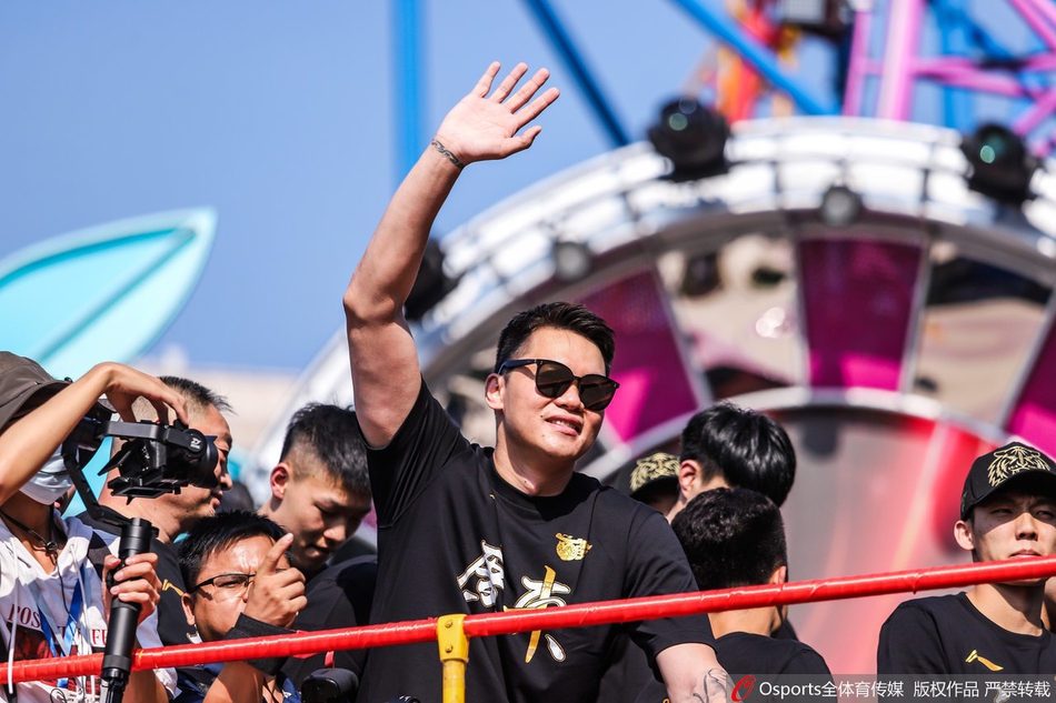 CBA历史首次！广东队总冠军游行 杜锋比心赵睿秀恩爱