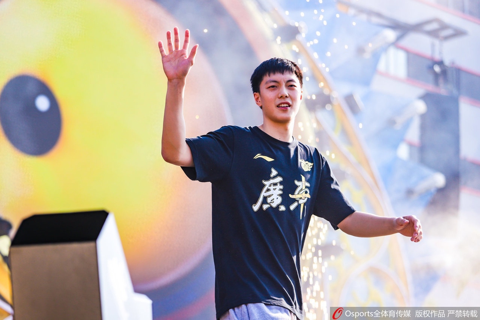 CBA历史首次！广东队总冠军游行 杜锋比心赵睿秀恩爱