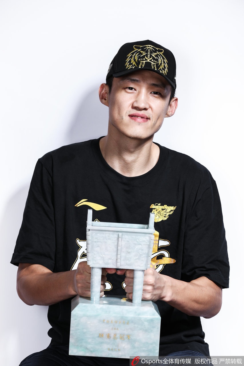 十冠王广东队冠军写真出炉！应援牌祝福阿联有心了