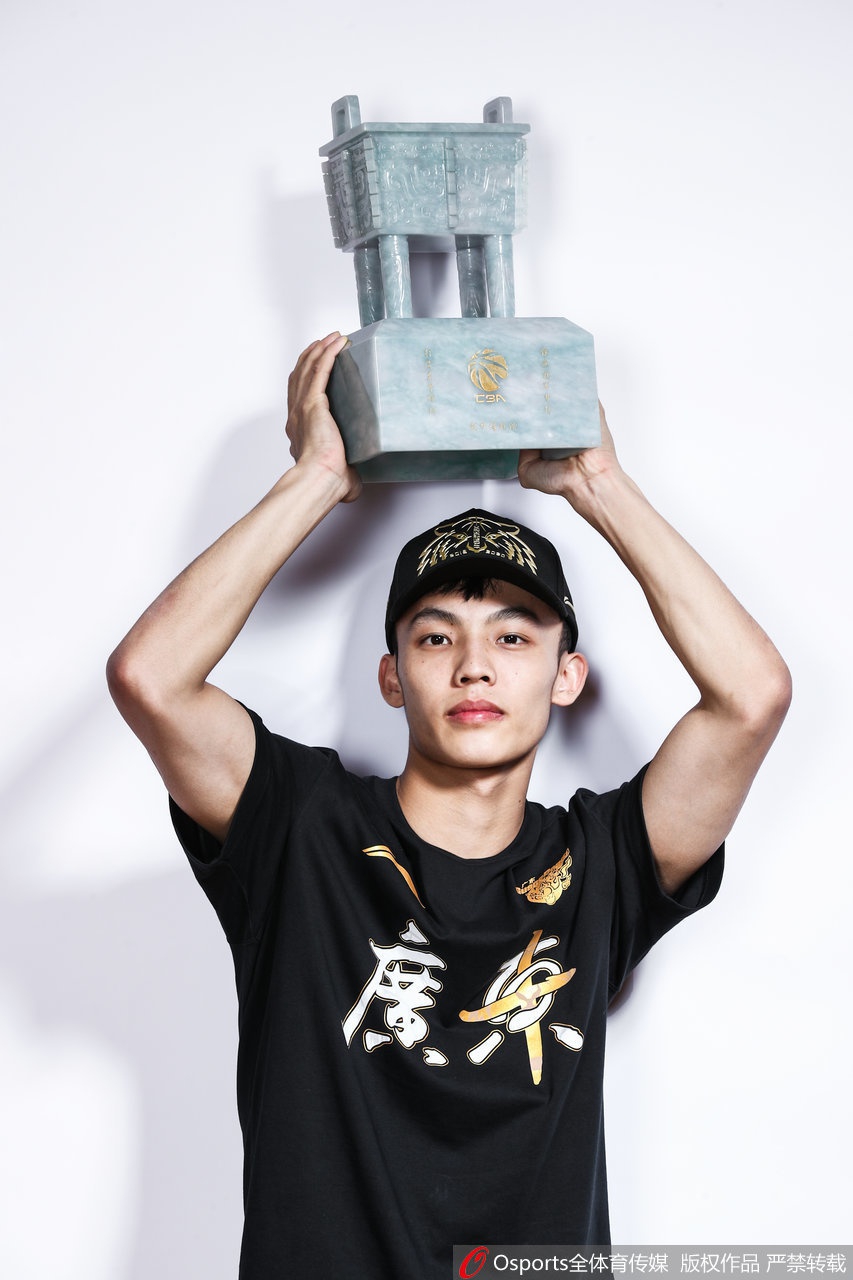 十冠王广东队冠军写真出炉！应援牌祝福阿联有心了
