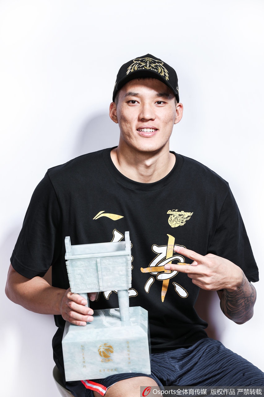 十冠王广东队冠军写真出炉！应援牌祝福阿联有心了