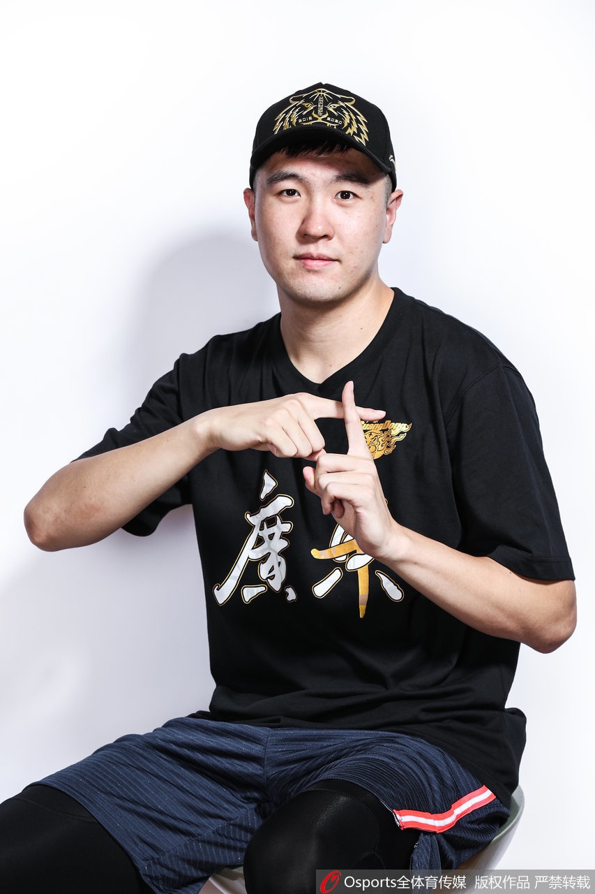 十冠王广东队冠军写真出炉！应援牌祝福阿联有心了