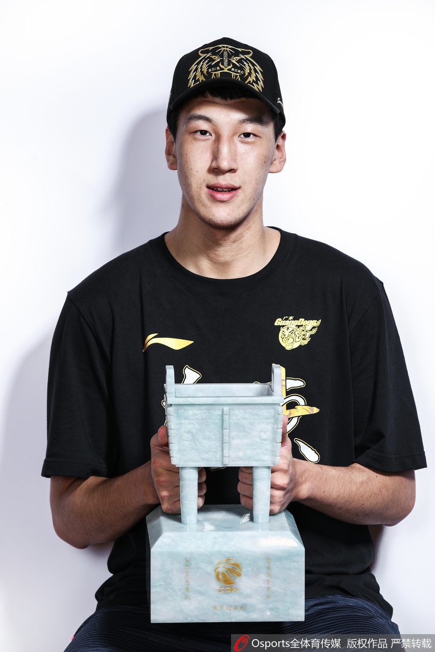 十冠王广东队冠军写真出炉！应援牌祝福阿联有心了