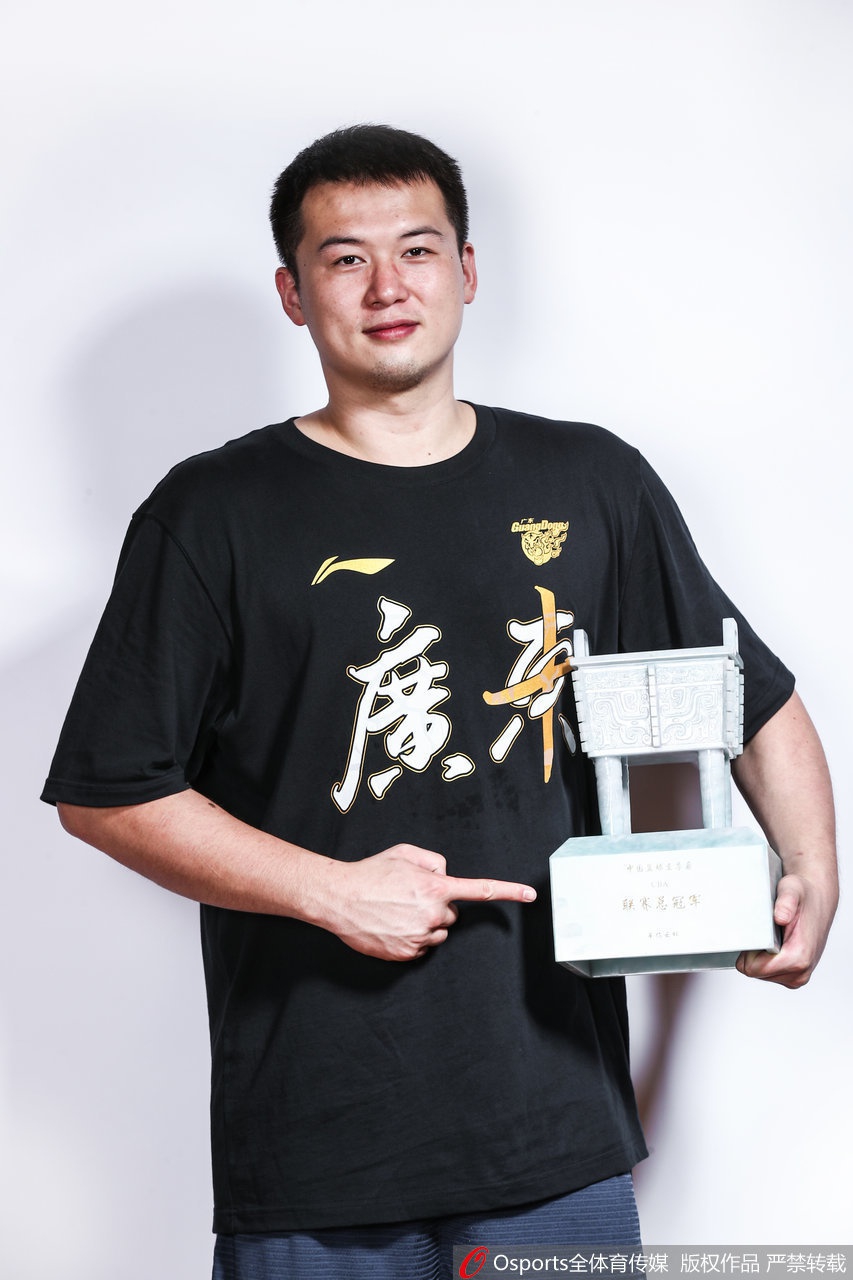 十冠王广东队冠军写真出炉！应援牌祝福阿联有心了