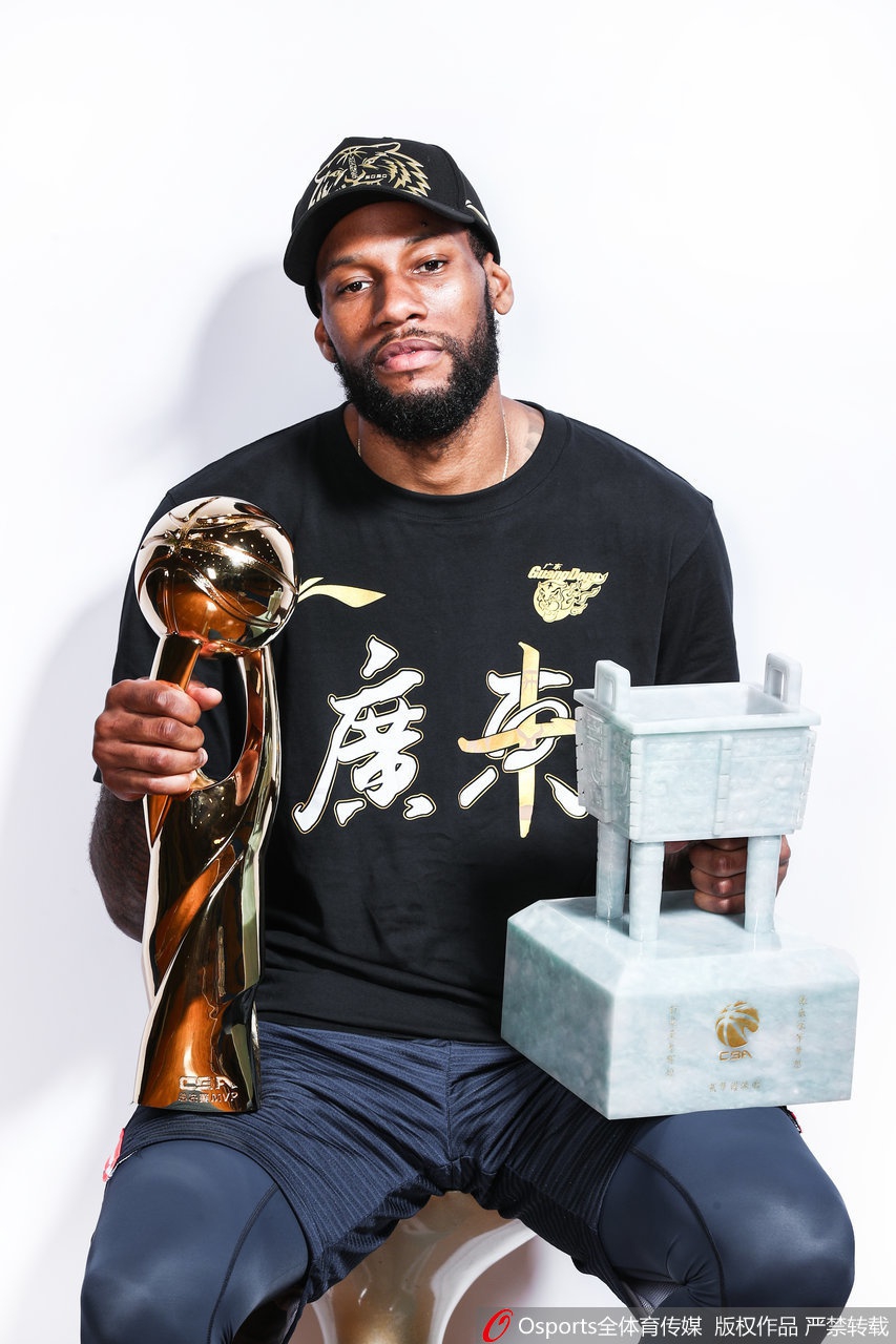 十冠王广东队冠军写真出炉！应援牌祝福阿联有心了