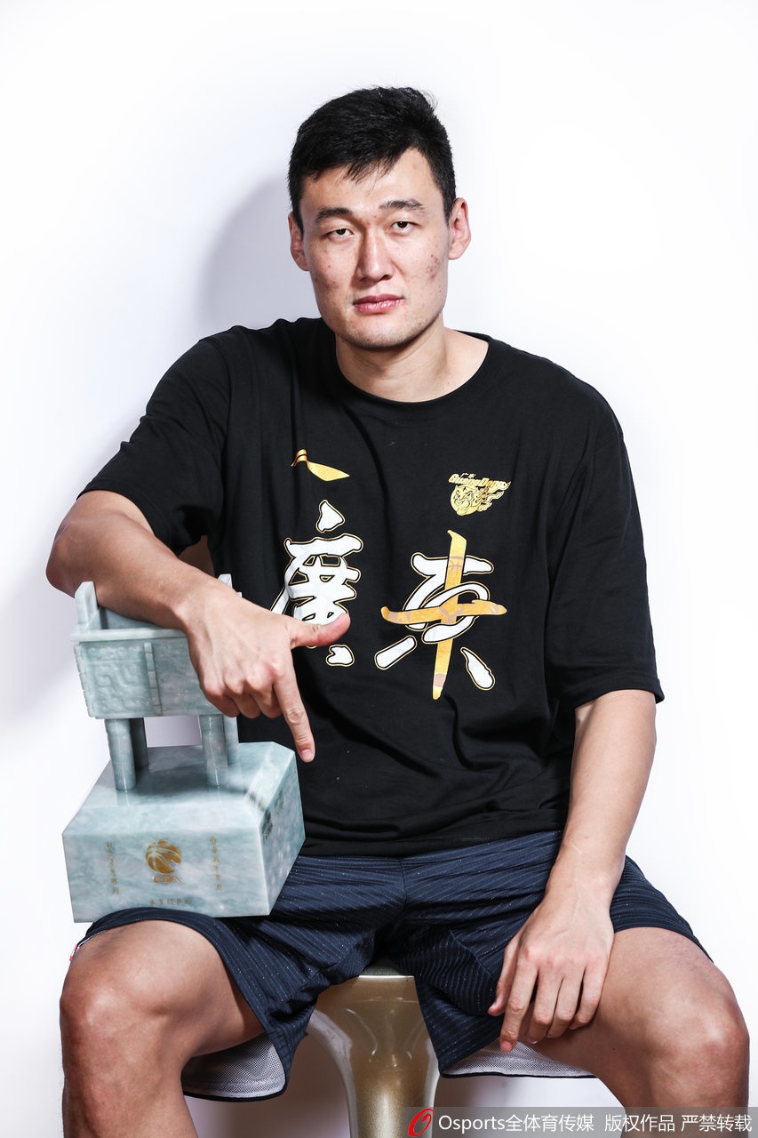 十冠王广东队冠军写真出炉！应援牌祝福阿联有心了