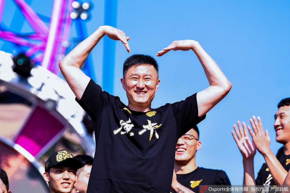 CBA历史首次！广东队总冠军游行 杜锋比心赵睿秀恩爱