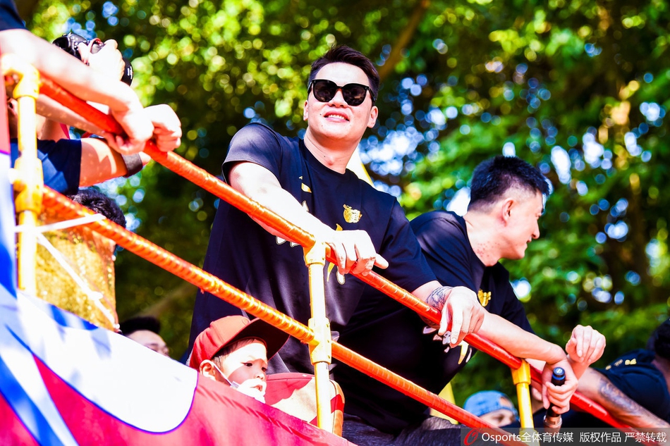 CBA历史首次！广东队总冠军游行 杜锋比心赵睿秀恩爱