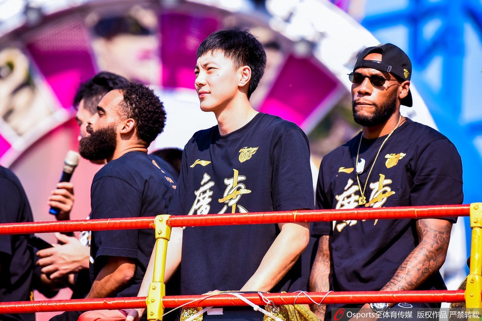 CBA历史首次！广东队总冠军游行 杜锋比心赵睿秀恩爱