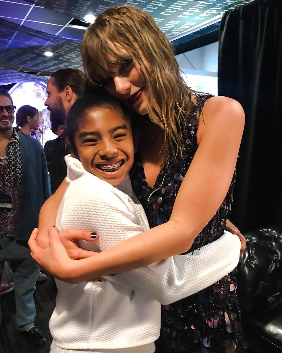 禾斗匕匕一家现身巴黎！小公举被他宠的要上天