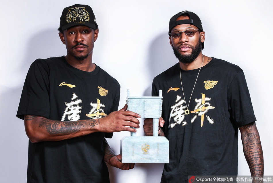 十冠王广东队冠军写真出炉！应援牌祝福阿联有心了