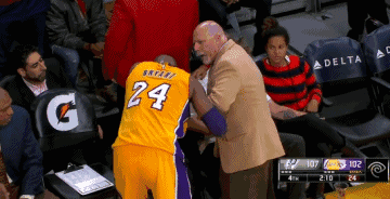 NBA真正的硬汉！姚明违逆队医科比掰手指，莫宁重伤拒绝担架