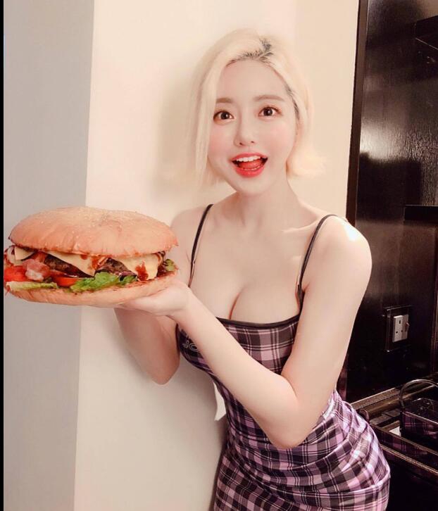 跟威少合影的韩国最美DJ,是何来路？打碟时看的眼晕,真正白的发光