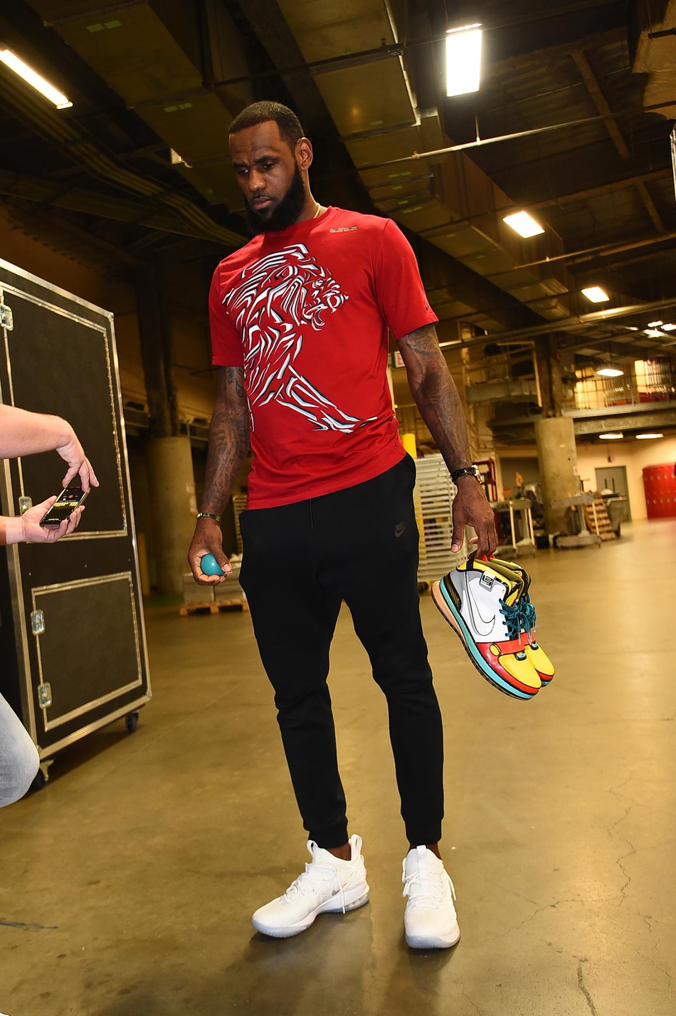 詹姆斯左眼依旧红肿