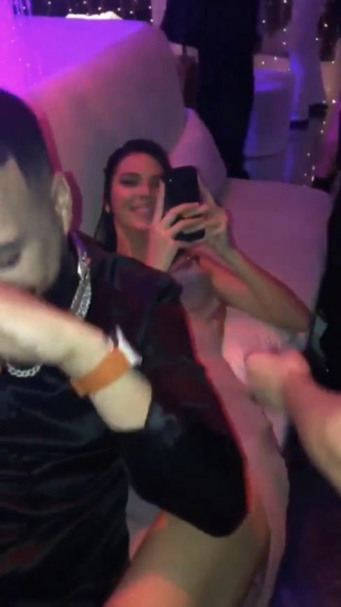 西蒙斯新欢遭曝光！数次出轨！纯渣男，跟詹娜分手因她平胸？