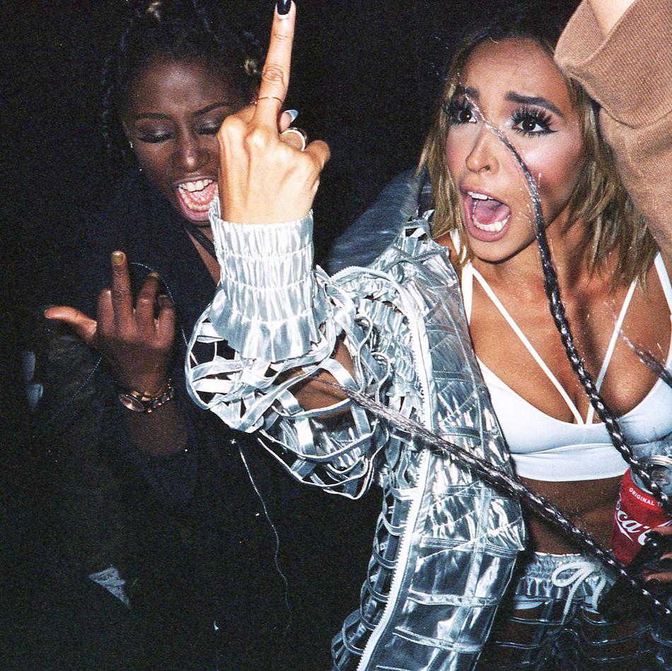 西蒙斯前女友斯台普斯献声