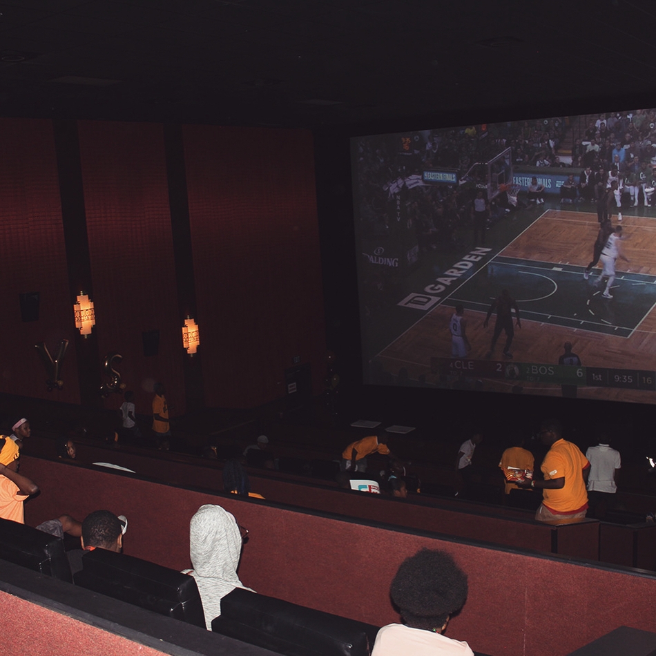 骑士球迷在电影院观赛