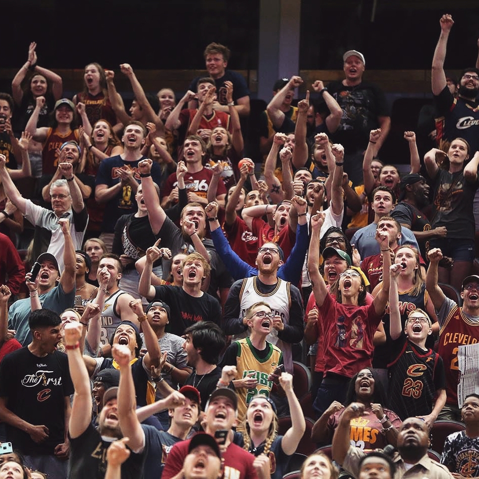 骑士球迷在主场观看比赛直播