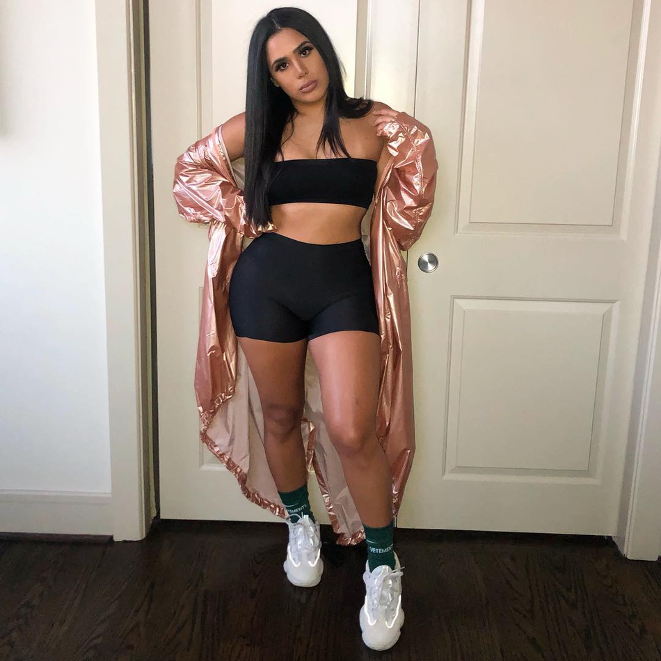 哈登带两个网红模特游西班牙