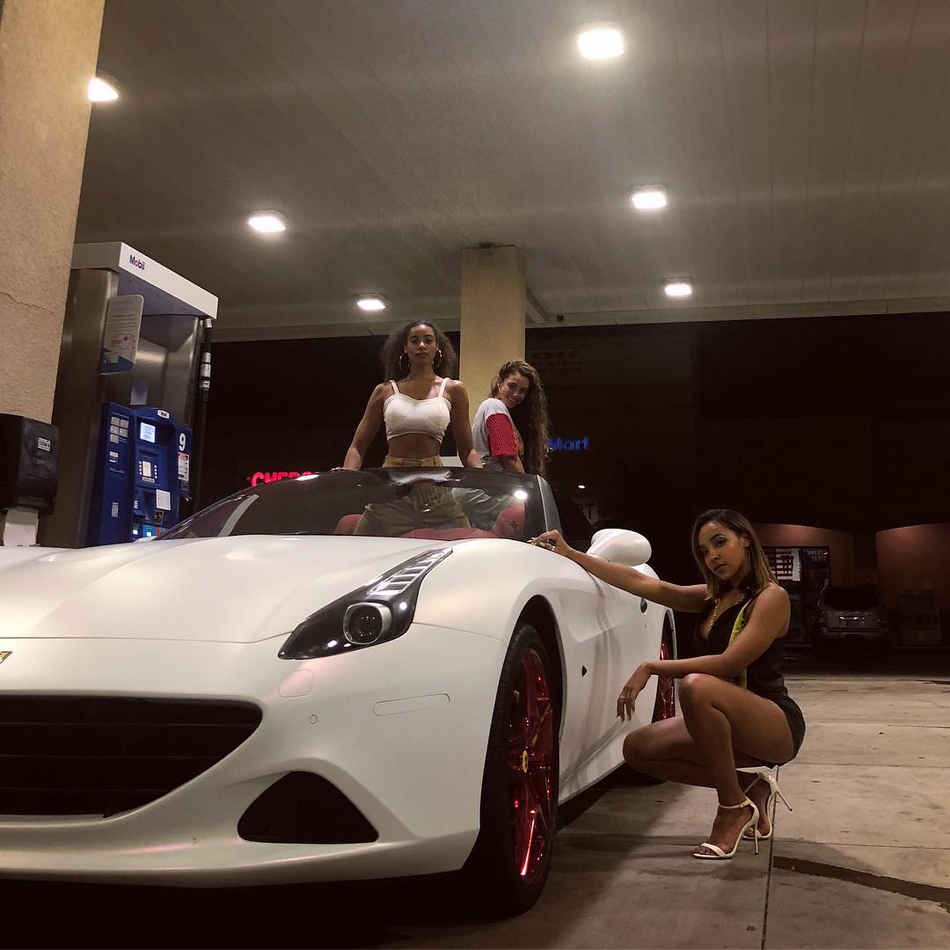 圆脸登点赞西蒙斯前女友照片