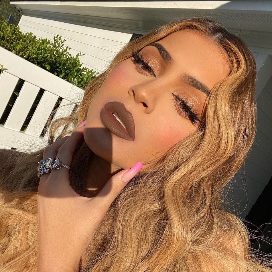 这次是兔女郎了！卡戴珊家小妹最新居家自拍，这才叫真正的天赋