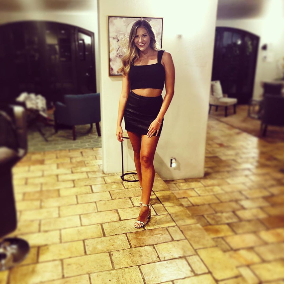 19岁就搞定大三岁学姐！拉拉队长兼校花！全明星球衣的照片甜到我