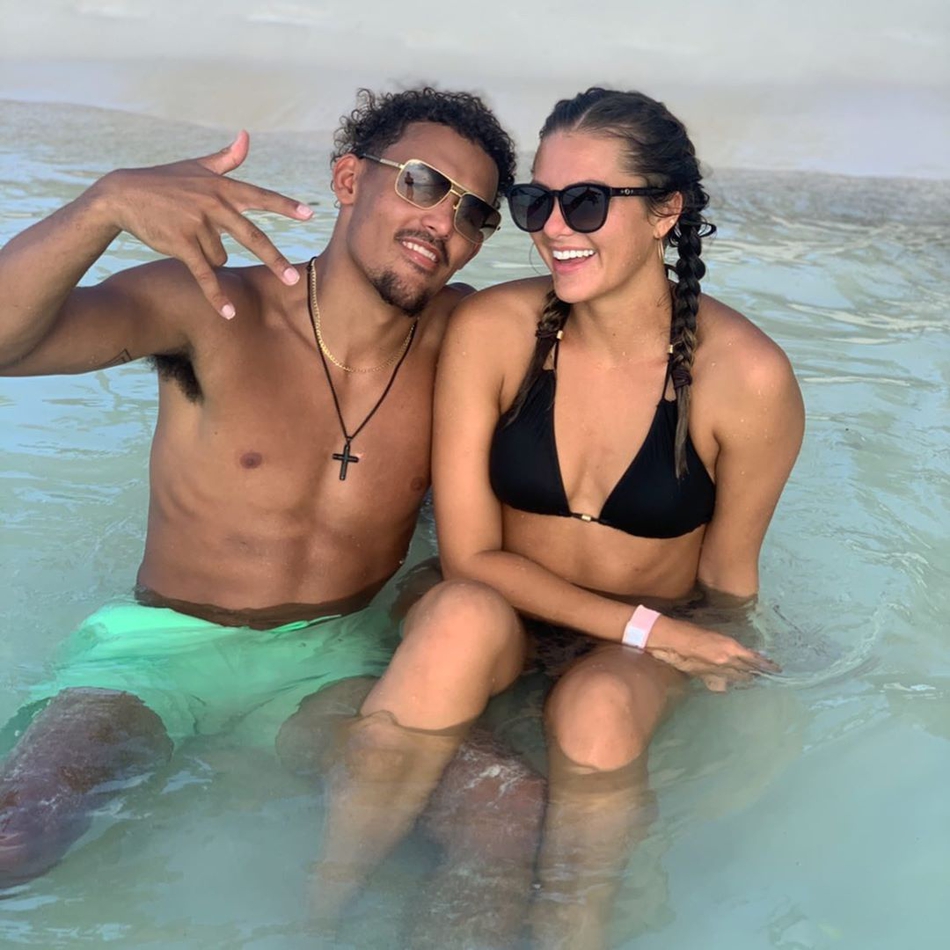 19岁就搞定大三岁学姐！拉拉队长兼校花！全明星球衣的照片甜到我