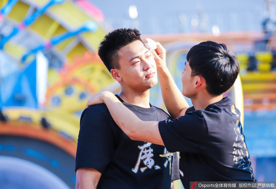 CBA历史首次！广东队总冠军游行 杜锋比心赵睿秀恩爱