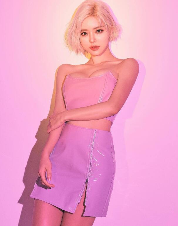 跟威少合影的韩国最美DJ,是何来路？打碟时看的眼晕,真正白的发光