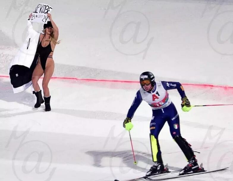 无耻至极！网红半裸奔“致敬”科比！她曾半裸闯入欧冠决赛