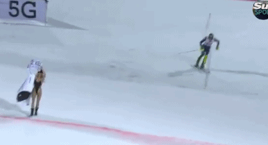 无耻至极！网红半裸奔“致敬”科比！她曾半裸闯入欧冠决赛