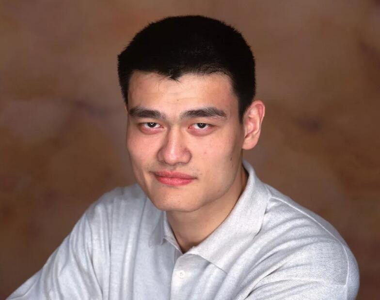 2003年的姚明!简直是小鲜肉!笑容太阳光了!大姚:16年前哥也瘦过
