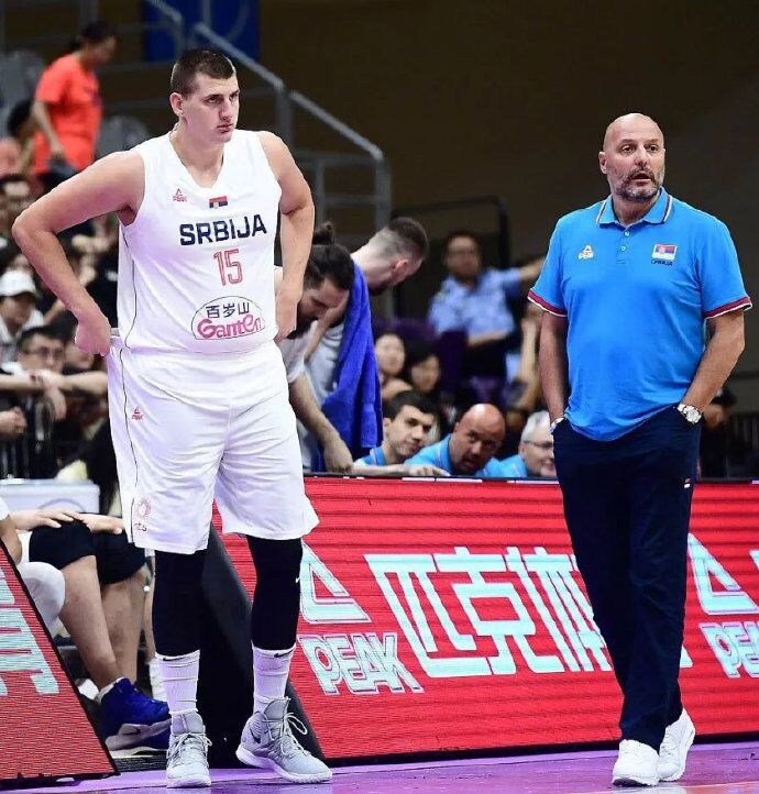 约基奇求你不要再胖了!小姑娘甚至可以枕着你肚子!上篮就不提了…